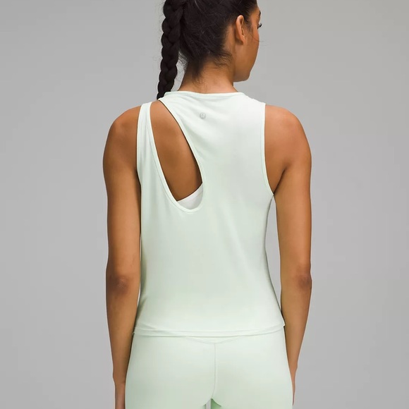 NWT Lululemon Shouldee Cut-Out Yoga Tank size 8 - Picture 2 of 3